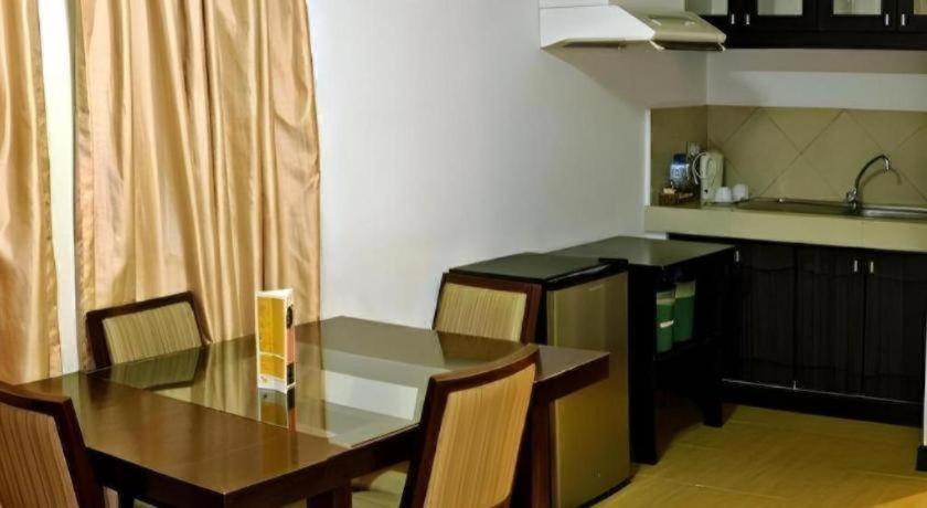 D' Leonor Hotel Davao Экстерьер фото